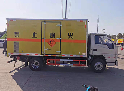 张家港爆破器材运输车工人安全操作规范与智能技术保障